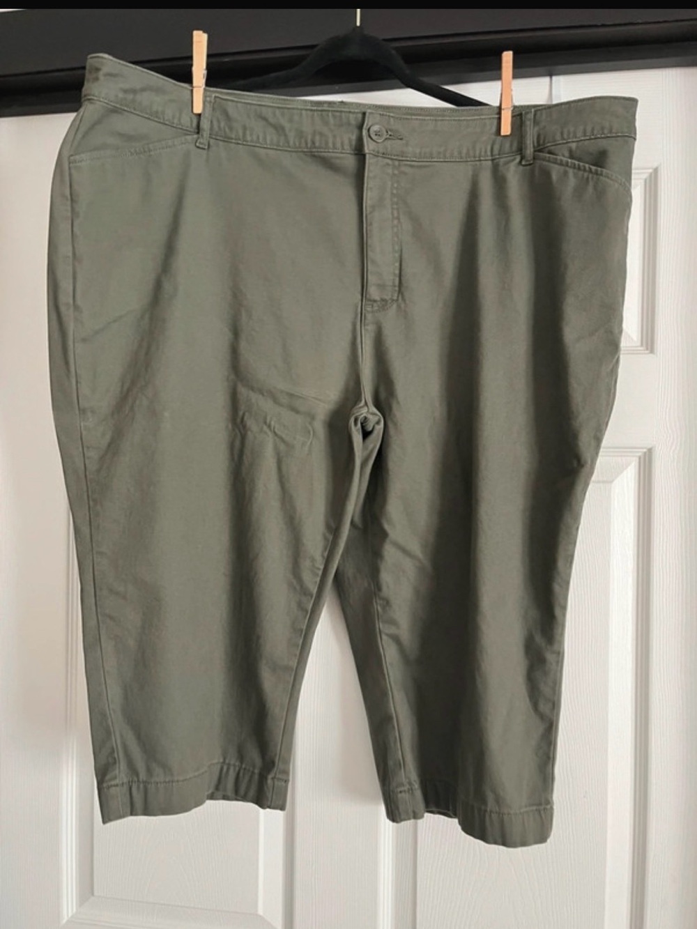 Women's Khaki Capris